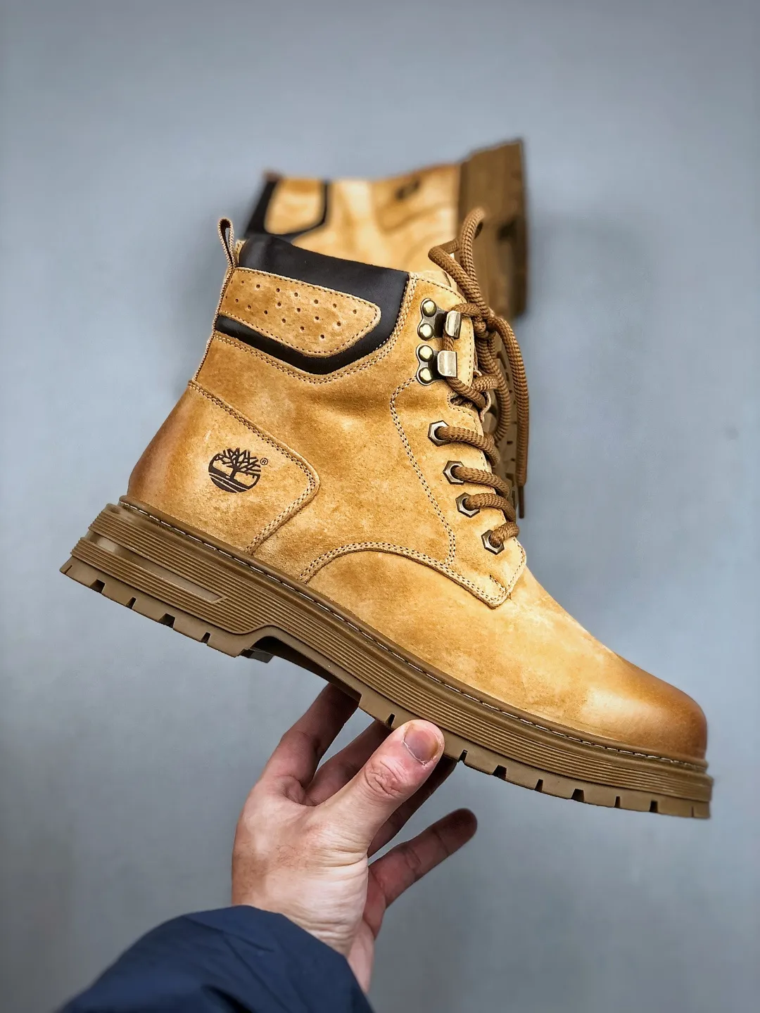 Local 💰560 support store opening new goods 🚀 #Timberland Timberland/Timberland New autumn and winter products Must-have outdoor casual rhubarb boots series for autumn and winter #Guangdong Dachang quality Original box original packaging Fashion and trend matching The fabric is made of Italian 🇮🇹 top matte fine-grained cowhide Light outsole with anti-odor and anti-corrosion genuine leather latex insoles From the outsole to the hardware, all are made from OEM raw materials Same as the original Goodyear's never-opening glue process. Good products don't kill pigs. The quality of the first order is strictly controlled. Exclusively released on the entire network. The quality is beyond doubt. The full set of official website unified packaging gives you a perfect wearing experience. The quality is exquisite and durable. A must-have for sportsmen. Specializes in not looking handsome. High-quality feet feel first-class. This winter, it is specially used for outdoor cold protection. Daily casual matching. Size: 38-44 (leather shoe size)